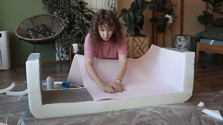 Отличная идея из Pinterest: Мягкая скамейка необычной формы