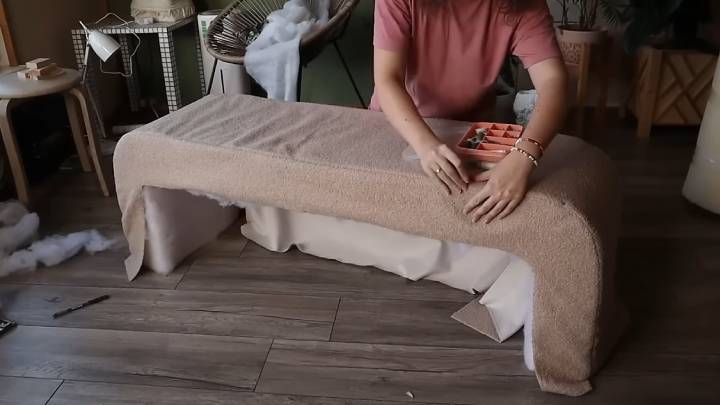 Отличная идея из Pinterest: Мягкая скамейка необычной формы