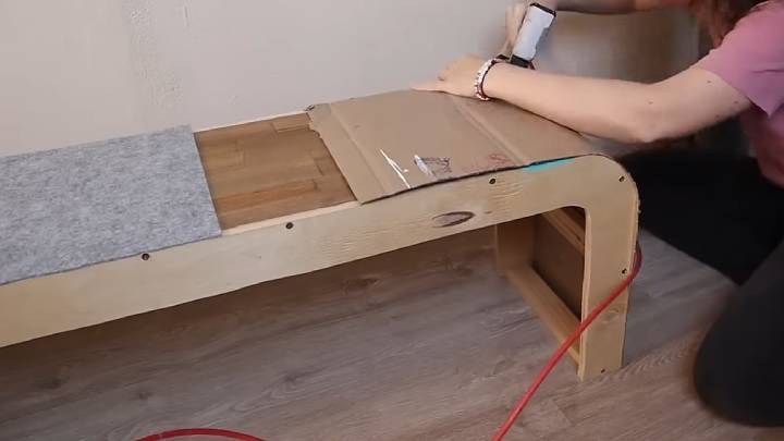 Отличная идея из Pinterest: Мягкая скамейка необычной формы