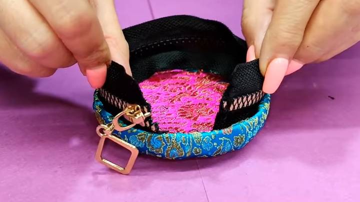 Как вы думаете, что получится из нескольких крышек, молнии и куска ткани?
