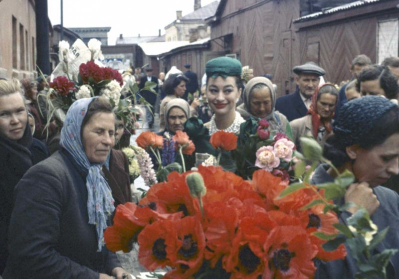 Модели Dior на улицах Москвы, Советский Союз, 1959 год. Москвичи смотрели на них как на пришельцев с другой планеты