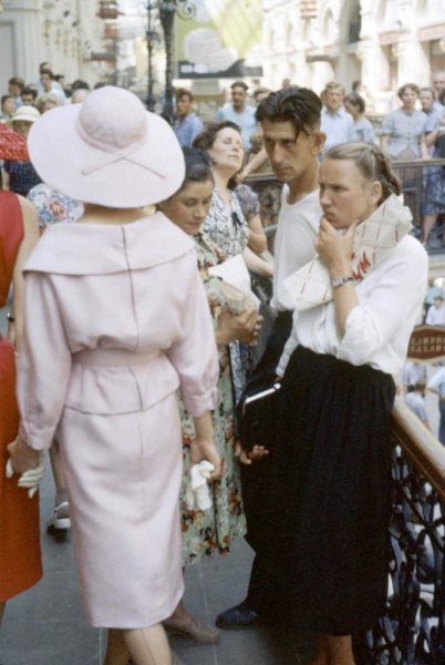 Модели Dior на улицах Москвы, Советский Союз, 1959 год. Москвичи смотрели на них как на пришельцев с другой планеты