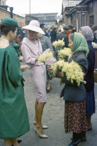 Модели Dior на улицах Москвы, Советский Союз, 1959 год. Москвичи смотрели на них как на пришельцев с другой планеты