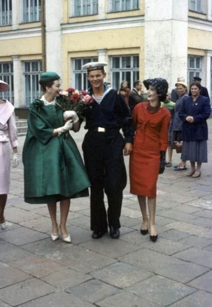 Модели Dior на улицах Москвы, Советский Союз, 1959 год. Москвичи смотрели на них как на пришельцев с другой планеты