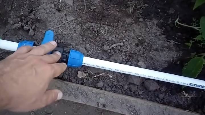 Больше не нужно болеть спиной без использования лейки. Я с радостью поливаю теплицу