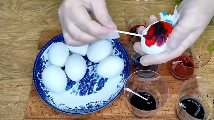 Космические яйца на Пасху: легко, просто и быстро раскрасить с помощью салфеток