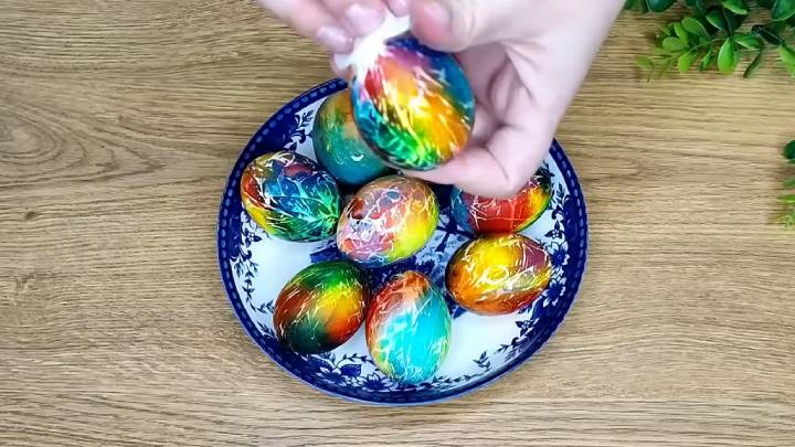 Космические яйца на Пасху: легко, просто и быстро раскрасить с помощью салфеток