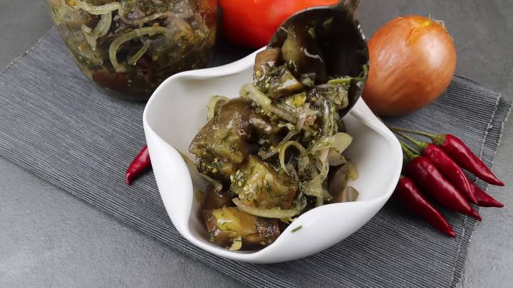 Маринованные баклажаны по вкусу напоминают грибы! Оно настолько вкусное, что его можно съесть целое ведро. Хрустящий и ароматный