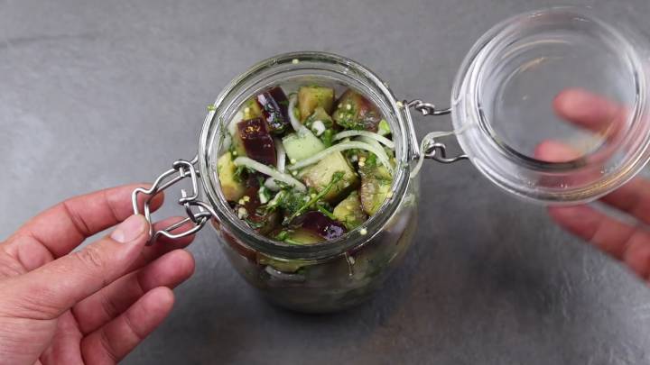 Маринованные баклажаны по вкусу напоминают грибы! Оно настолько вкусное, что его можно съесть целое ведро. Хрустящий и ароматный