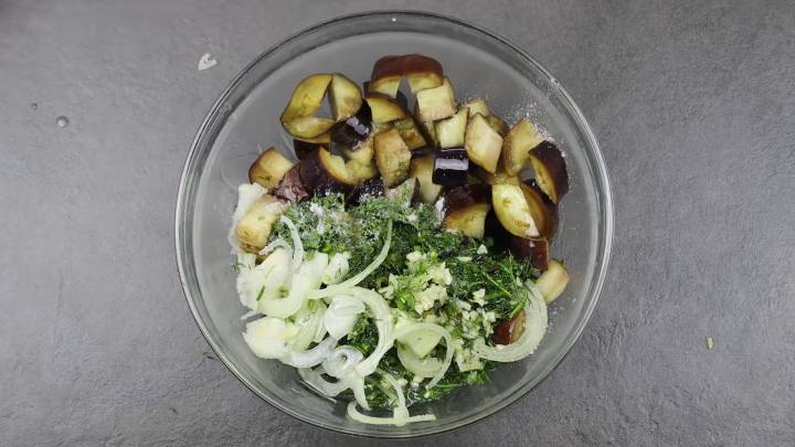 Маринованные баклажаны по вкусу напоминают грибы! Оно настолько вкусное, что его можно съесть целое ведро. Хрустящий и ароматный