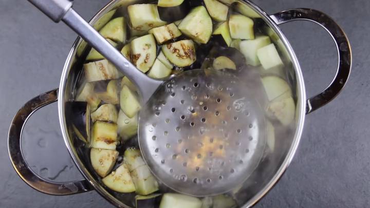 Маринованные баклажаны по вкусу напоминают грибы! Оно настолько вкусное, что его можно съесть целое ведро. Хрустящий и ароматный