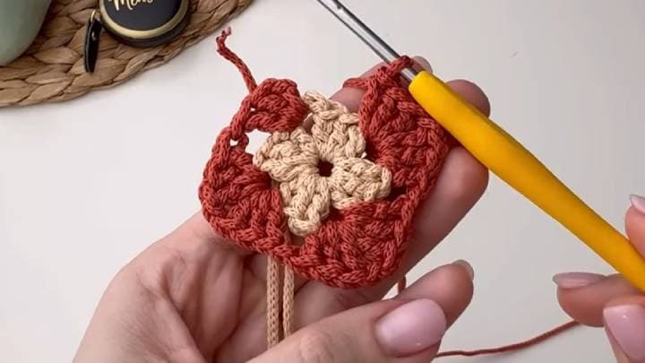 Скандальная модель крючком, выполненная из одной простой детали. Мой друг попросил меня повторить это! Этот товар просто шикарен и достоин похвалы