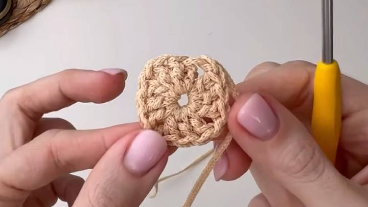 Скандальная модель крючком, выполненная из одной простой детали. Мой друг попросил меня повторить это! Этот товар просто шикарен и достоин похвалы
