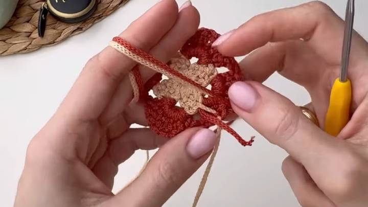 Скандальная модель крючком, выполненная из одной простой детали. Мой друг попросил меня повторить это! Этот товар просто шикарен и достоин похвалы