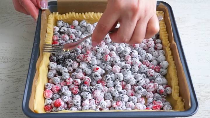 Соседка поделилась со мной невероятно вкусным рецептом. Это был не пирог, это был сон невероятно вкусный ягодный пирог