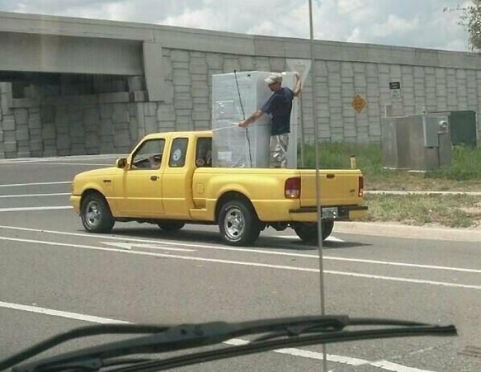 15 смешных и опасных фотографий, которые заставят вас задуматься, почему эти сотрудники до сих пор там работают