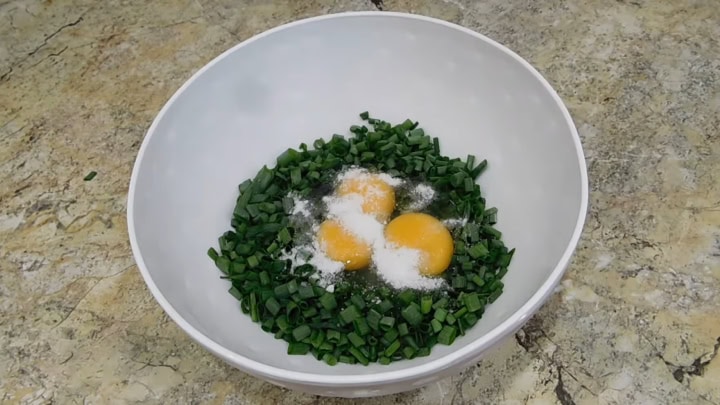 Я попробовала совместить зеленый лук с яйцами! Вкусная еда, которая продается быстрее, чем блины