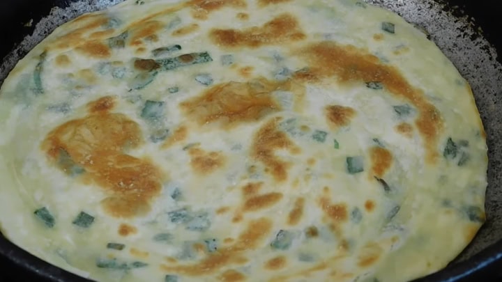 Я попробовала совместить зеленый лук с яйцами! Вкусная еда, которая продается быстрее, чем блины