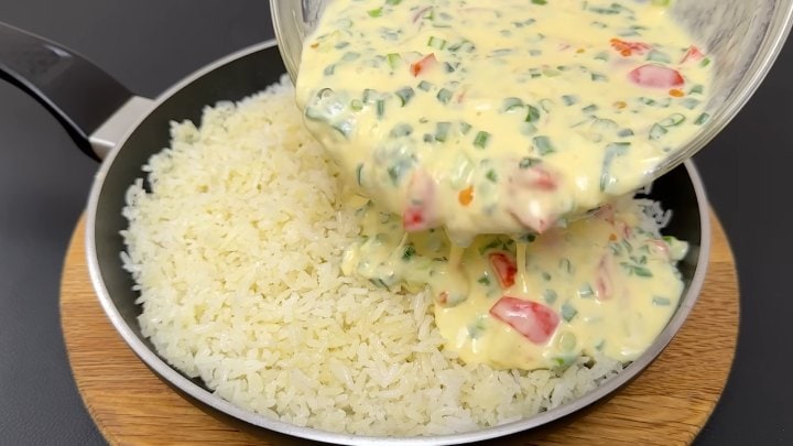 Я обжарила рис на сковороде, а затем разбила яйца! рецепт моей прабабушки