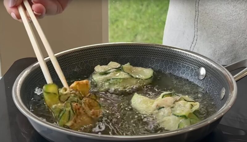 Вместо картофеля фри я собираюсь приготовить хрустящие закуски из кабачков
