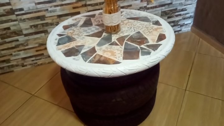 Даже битую плитку не выкидываю. Заодно беру покрышку и заливаю цементом