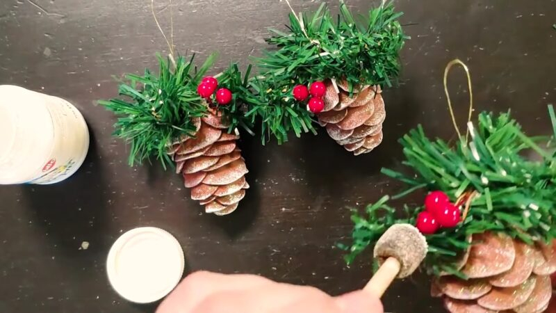 Праздничный декор своими руками: елочки и шишки из картонных лотков